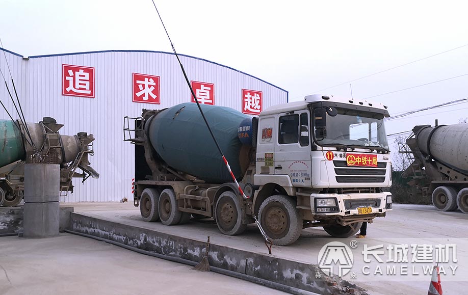 雙線120型混凝土攪拌站現(xiàn)場實(shí)景